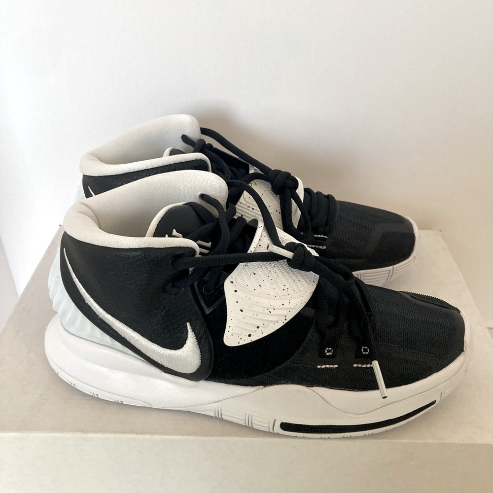 Nike Kyrie Mid Sneaker Men’s Size 6.5 US/39 EU Black/White